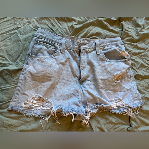 Levi’s high waisted mom Distressed Denim Shorts size 32 - Picture 1 of 7